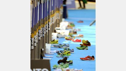 Bild: picture alliance / dpa
In einer Wechselzone beim Triathlon kann es schon mal hektisch zugehen. (Archivbild)