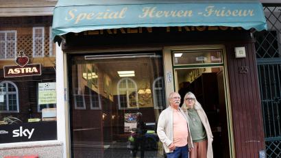Bild: Christian Charisius/dpa
Franz Stenzel und Ute Bickeleit stehen vor dem „Spezial Herren-Friseur“. Schon 1906 gab es in der Davidstraße 23 einen Friseursalon.