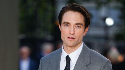 Bild: Scott A Garfitt/Invision/AP/dpa
Robert Pattinson spielt in seinem neuen Film einen moralisch zwielichtigen Moderator. (Archivbild)