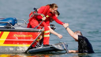 Bild: Uwe Anspach/dpa
Nicht überall sind gleich professionelle Retter zur Stelle, um Menschen aus einer Notlage im Wasser zu befreien (Archivbild)