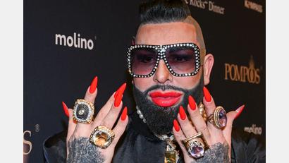 Bild: Jens Kalaene/dpa
Glööckler beobachtet einen zunehmenden Trend zum Schlabber-Look an wärmeren Tagen. (Archivbild)