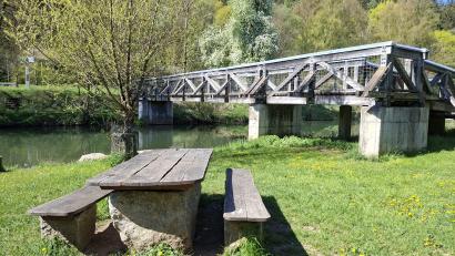 Bild: Lothar Trager
Der beliebte und momentan gesperrte Vilssteg in Ensdorf wird für knapp 130.000 Euro erneuert.