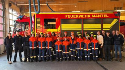 Bild: Timo Krauß
Die Manteler Jugendfeuerwehr kann auf 50 Jahre zurückblicken. Sie ist eine der größten Jugendgruppen im Landkreis. Von links: Franziska Janner, stellvertretende Jugendwartin, Vorstand Johannes Lippi und stellvertretender Jugendwart Christoph Janner mit der Jugendgruppe.