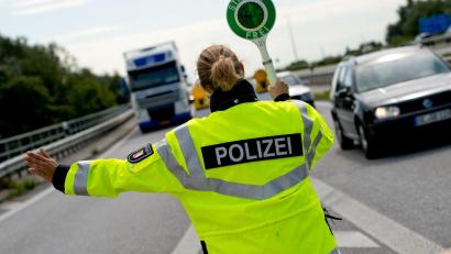 Bild: Sven Hoppe/dpa
Die Polizei stoppt einen Holztransporter mit knapp 20 Tonnen Überladung. (Symbolbild)