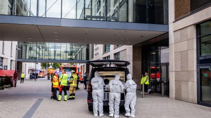 Bild: Christoph Schmidt/dpa
Das Einkaufszentrum wurde zwischenzeitlich abgesperrt.