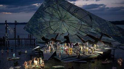 Bild: Gian Ehrenzeller/KEYSTONE/dpa
Szene aus der Oper „La Traviata“ auf der Bregenzer Seebühne. (Archivfoto)