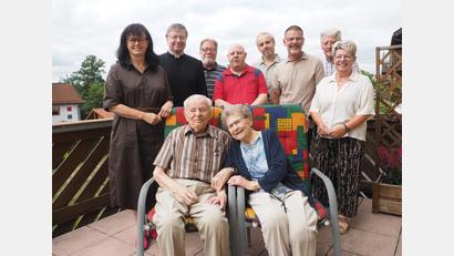 Bild: Klaus Trenz
Anna und Richard Lehner (vorne, Mitte) aus Auerbach sind seit 70 Jahren verheiratet. Zahlreiche Gratulanten feierten mit ihnen ihre Gnadenhochzeit.