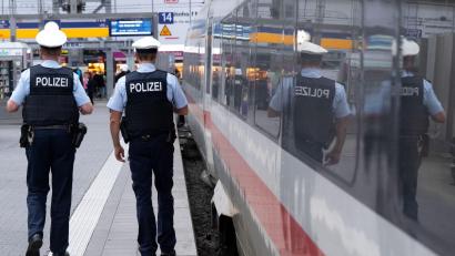 Bild: Sven Hoppe/dpa
Die Bundespolizei hat für den Münchner Hauptbahnhof und fünf weitere bayerische Bahnhöfe ein Waffenverbot erlassen. (Symbolbild)
