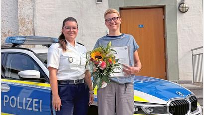 Bild: -/Polizeipräsidium Oberfranken/dpa
Die Polizei ehrt die Frau (rechts) für ihre Hilfe zur Rettung eines fünf Jahre alten Jungen.