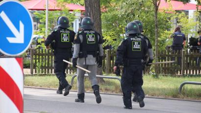 Bild: Moller-Schuh/Vifogra MEDIA/dpa
Laut Polizei soll der mutmaßlich männliche Täter mit einem Messer bewaffnet sein.