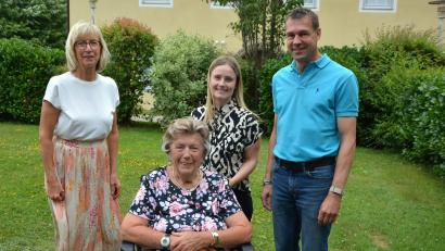 Bild: Josef Rosner
Christine Pätzold (sitzend) feierte am Donnerstag im Seniorenzentrum Theresianum in Konnersreuth ihren 90. Geburtstag. Dazu gratulierten Bürgermeister Andreas Malzer, Direktorin Theresia Popp (Mitte) und Tochter Ines. Seit zwei Jahren verbringt die Jubilarin ihren Lebensabend im Theresianum.