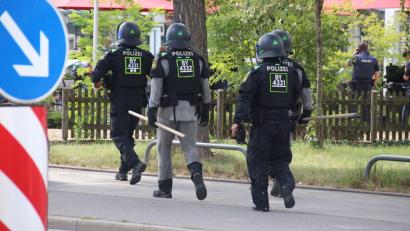 Bild: Moller-Schuh/Vifogra MEDIA/dpa
Polizisten sind in Regensburg im Einsatz.