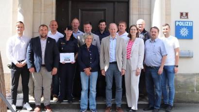 Bild: Polizeiinspektion Nabburg
Die Nabburger Polizeiinspektion stellte Vertretern der Politik ihren Sicherheitsbericht für das Jahr 2025 vor. Auf dem Bild zu sehen sind: Vordere Reihe: Martin Bauer, Christoph Scharf, Irene Ehemann, Konrad Kiener, Katharina Haas, Reinhard Schwarz, Sven Gerlach, hintere Reihe: Florian Adam, Gabriele Wittl, Mirko Hägler, Peter Neumeier, Markus Bruckmeier, Matthias Buron, Reinhold Merkl (jeweils von links)