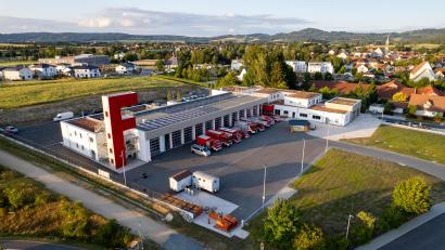 Bild: Roland Wellenhöfer
Das neue Feuerwehrhaus in Kemnath setzt Maßstäbe und entfaltet Strahlkraft weit über das Kemnather Land hinaus.