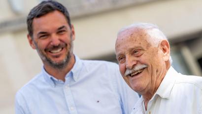 Bild: Lennart Preiss/dpa
Sie haben gut lachen: Rentner Bruno Schmaus hat dem Münchner Kommissariat eine Festnahme beschert.