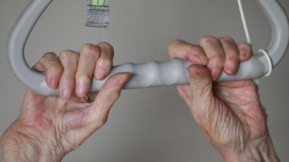 Bild: Arne Dedert/dpa
„Mit zunehmender Lebenserwartung werden zunehmend viele Jahre bei schlechter Gesundheit verbracht“, heißt es in einer neuen Studie. (Archivbild)