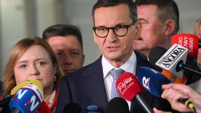 Bild: Radek Pietruszka/PAP/dpa
Polens Ex-Regierungschef Mateusz Morawiecki verlässt mit einer Gruppe von Abgeordneten die PiS.