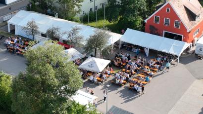Bild: Joachim Wiendl
Der Dorfplatz in Theuern war während des Dorffestes gut gefüllt.