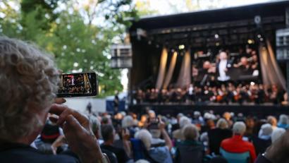 Bild: Daniel Löb/dpa
Das Open-Air-Konzert gehört inzwischen zur Festspiel-Tradition.