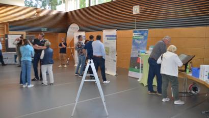 Bild: Arnold Koch
Beim Energieforum in Speichersdorf blieb viel Raum für Informationen und Fachsimpelei.
