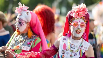 Bild: Fabian Sommer/dpa
Menschen nehmen am Drag* March auf der Straße des 17. Juni teil.