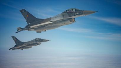 Bild: Andreea Alexandru/AP/dpa
Kampfjets der rumänischen Luftwaffe haben eine fremde Drohne im rumänischen Luftraum abgeschossen. (Archivbild)