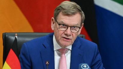Bild: Soeren Stache/dpa
Wadephul zieht in einer ZDF-Sendung einen ungewöhnlichen Vergleich, als um das Völkerrecht ging.