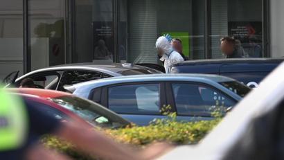 Bild: Armin Weigel/dpa
Der mutmaßliche Täter wurde von Spezialkräften abgeführt.