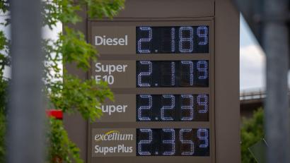 Bild: Harald Tittel/dpa
Je nach Tankstelle variieren die Spritpreise. (Archivbild)
