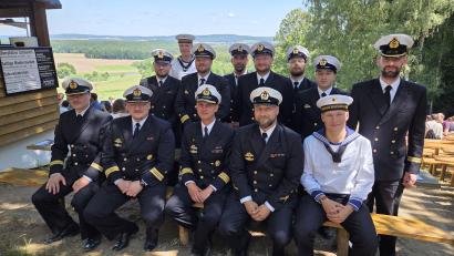 Bild: Tobias Gräf
Fühlen sich am Annaberg richtig wohl: Die Delegation des Minenjagdboots Sulzbach-Rosenberg ist unter der Leitung von Korvettenkapitän Markus Kuche (vorne Mitte) in der Stadt. Der weiße Dienstanzug wird übrigens nur von Mannschaftsdienstgraden unter 30 Jahren getragen.