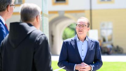 Bild: Lukas Barth-Tuttas/dpa
Auch beim Besuch des Kloster Ettals muss sich Bundesinnenminister Alexander Dobrindt (CSU) mit Fragen zur Abschiebepolitik des Bundes auseinandersetzen.