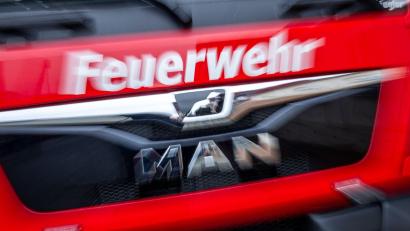 Bild: Jens Büttner/dpa
Die Feuerwehr brachte einen nächtlichen Brand in einem Anbau eines Fortbildungszentrums am Stockerhutweg in Weiden schnell unter Kontrolle. Der Schaden ist trotzdem hoch.