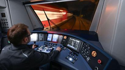 Bild: Bernd Weißbrod/dpa
Für die Ausrüstung von Zügen mit ETCS gibt es nun eine neue Förderrichtlinie vom Bund. (Archivbild)