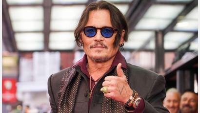 Bild: Alberto Pezzali/Invision via AP/dpa
Johnny Depp spielt in seiner neuen Rolle den Griesgram Ebenezer Scrooge. (Archivbild)