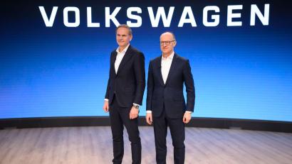 Bild: Julian Stratenschulte/dpa
Konzernchef Oliver Blume (l.) präsentiert zusammen mit seinem Finanzvorstand Arno Antlitz die Zahlen fürs erste Halbjahr. (Archivfoto)