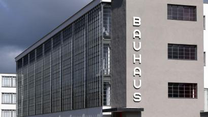Bild: Hendrik Schmidt/dpa
Blick auf das Bauhausgebäude in Dessau-Roßlau. (Archivbild)