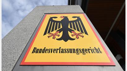 Bild: Uli Deck/dpa
Das Gericht hat sich mit Visabegehren im Zusammenhang mit dem Aufnahmeprogramm „Menschenrechtsliste“ beschäftigt. (Archivbild)