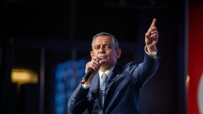 Bild: Tunahan Turhan/SOPA Images via ZUMA Press Wire/dpa
Der türkische Oppositionspolitiker Özgür Özel ist aus der CHP ausgetreten, nachdem er als Parteivorsitzender abgesetzt wurde. (Archivbild)