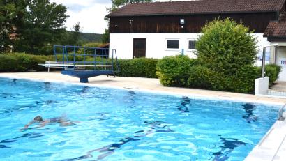 Bild: Norbert Weis
Das Herzstück des Freibads in Illschwang ist das Gebäude unmittelbar am Schwimmerbecken. Es beinhaltet die Technik für den Badebetrieb, die dringend sanierungsbedürftig ist.