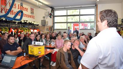 Bild: Richard Braun
Auf großes Interesse stieß die Teilbürgerversammlung in Hohentreswitz zu der Bürgermeister Florian Reger eingeladen hatte. Das Feuerwehrhaus war bis auf den letzten Platz besetzt.