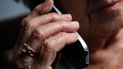 Bild: Karl-Josef Hildenbrand/dpa/dpa-tmn
Die Seniorin übergibt den Betrügern Bargeld und Wertgegenstände in einem Schuhkarton. (Symbolbild)
