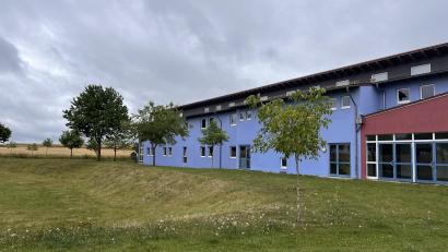 Bild: ves
Die Grundschule soll im Osten des Gebäudes um einen Bau für eine Ganztagesschule ergänzt werden.