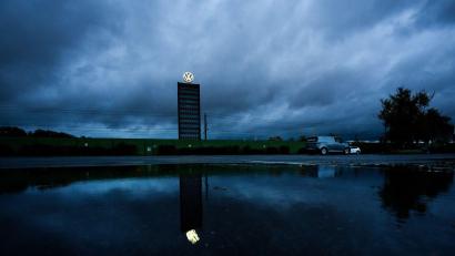 Bild: Julian Stratenschulte/dpa
Düstere Wolken über Wolfsburg: Bereits zum zehnten Mal in Folge bricht der Quartalsgewinn ein. (Archivbild)