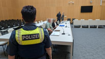 Bild: wüw
Der Angeklagte im Vordergrund ist im Prozess um den Oberpfälzer Müllskandal eine Nebenfigur. Der Hauptangeklagte steht im Hintergrund im Gespräch mit seiner Anwältin Stefanie Amann.