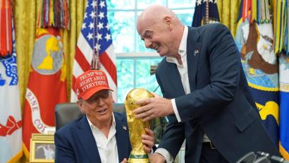 Bild: Jacquelyn Martin/AP/dpa
Eine zu enge Beziehung? FIFA-Präsident Gianni Infantino (r) und US-Präsident Donald Trump. (Archivbild)