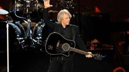 Bild: Chris Pizzello/AP/dpa
Früher Schluss als geplant: Jon Bon Jovi bricht ein Konzert wegen einer Nebenhöhlenentzündung vorzeitig ab. (Archivbild)