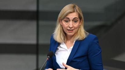 Bild: Elisa Schu/dpa
Für Gesundheitsministerin Nina Warken steht ein Jobwechsel an. (Archivbild)