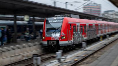Bild: Peter Kneffel/dpa
Die S5 fährt bis Oktober nur bis Aying - und endet in den Nächten manchmal sogar schon am Ostbahnhof. (Archivbild)