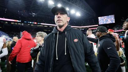 Bild: John Froschauer/AP/dpa
Kyle Shanahan hat sich bei einem Autounfall verletzt. (Archivbild)