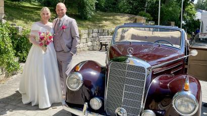 Bild: Gerhard Krones
Die Hochzeit des Jahres in Seugast: Im stilvollen Mercedes-Oldtimer wurde das Brautpaar zur Kirche St. Marien gefahren.